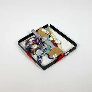 Lote anterior: Lote de 8 Relojes de Pulsera para Dama: Mallas de Cuero Sintético, Tela Floral y Mostacillas