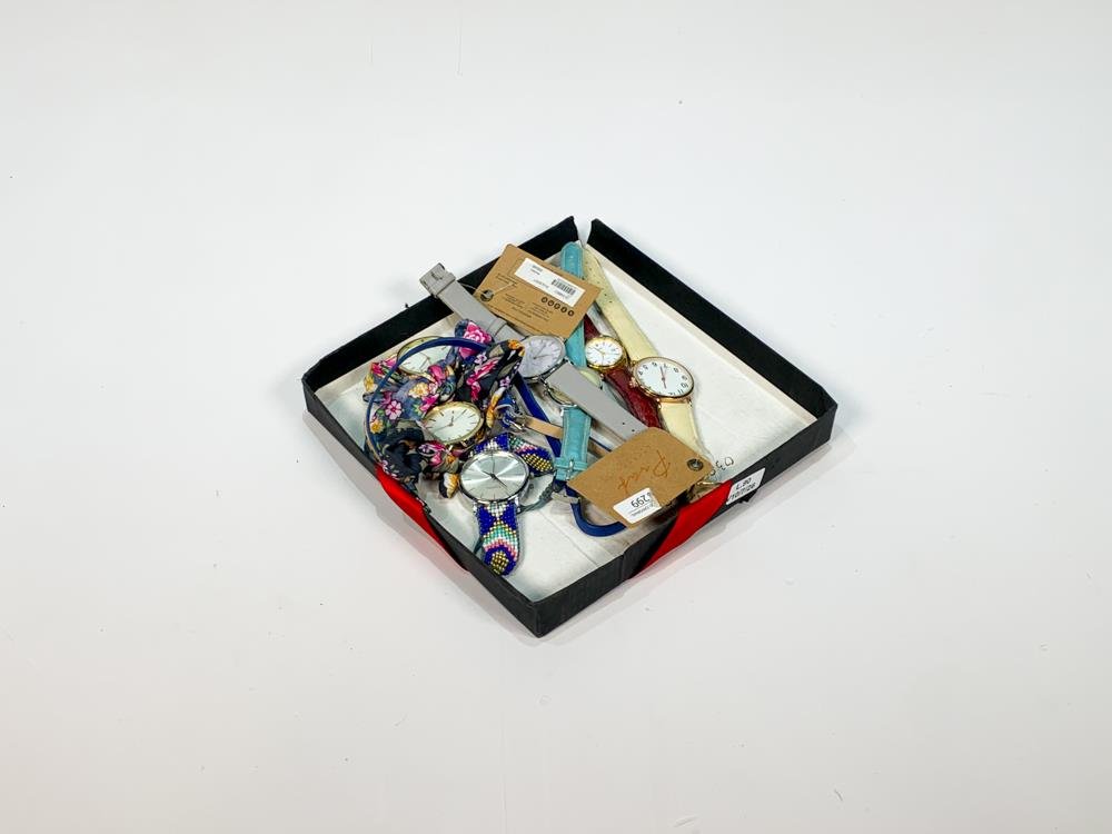 Lote de 8 Relojes de Pulsera para Dama: Mallas de Cuero Sintético, Tela Floral y Mostacillas