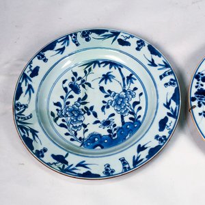 Dos Platos Antiguos de Porcelana Azul y Blanca con Diseño Floral - imagen 3