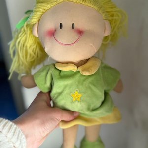 Lote siguiente: Muñeca de Peluche con Pelo Rubio y Vestido Verde