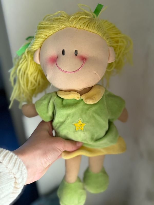 Muñeca de Peluche con Pelo Rubio y Vestido Verde