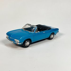 Maqueta Convertible Road Signature Corvair Monza 1969 Celeste 26 cm - imagen 1