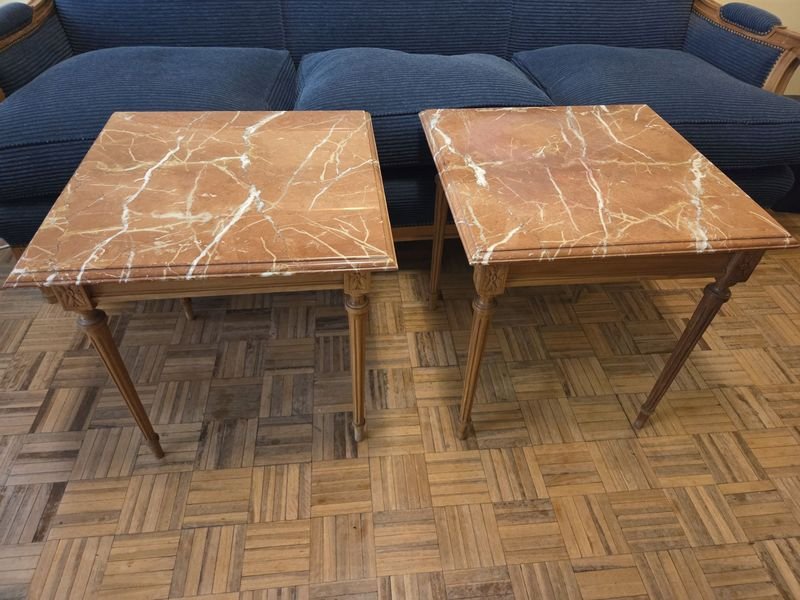 Lote siguiente: Mesa lateral Luis XVI con tapa de mármol en excelente estado