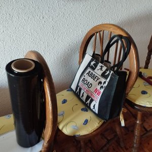 Juego de Comedor de Madera: Mesa y 4 Sillas con Mantel - imagen 2