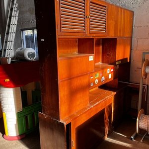 Lote anterior: Mueble Divisorio de Madera con Repisas y Puertas