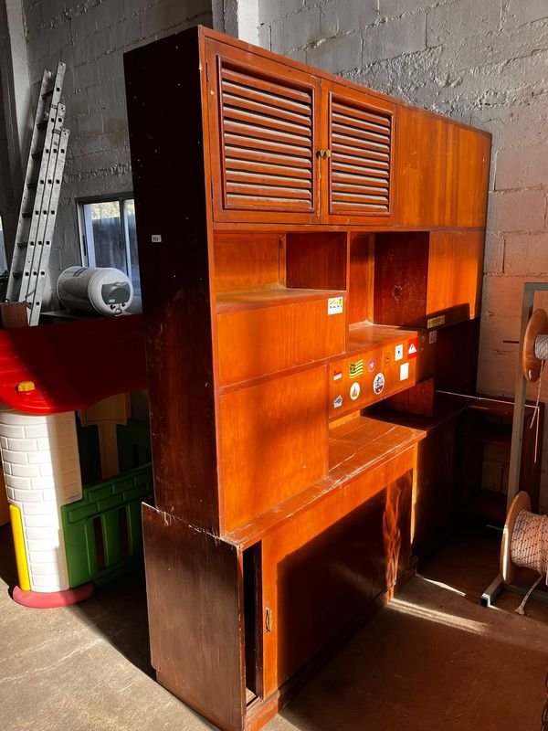 Mueble Divisorio de Madera con Repisas y Puertas