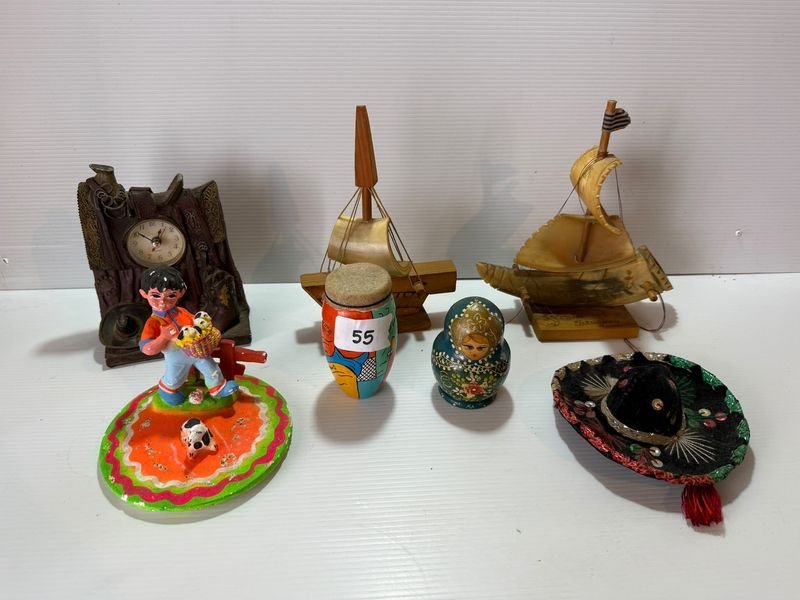 Lote de Adornos: Veleros, Reloj, Mamushka, Sombrero Mexicano y Ciervo de Barro