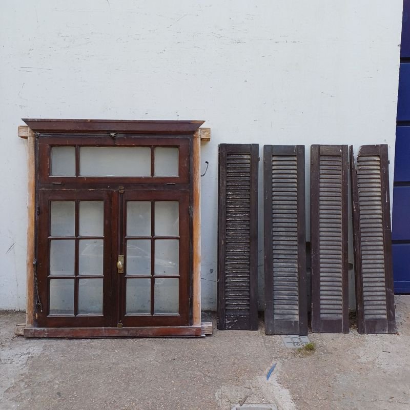 Lote anterior: Ventana con dos hojas batientes y marco de pinotea