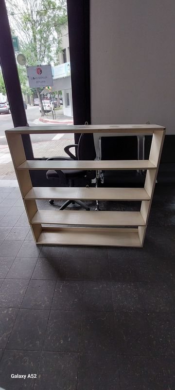 Estante biblioteca en madera color beige de gran tamaño - imagen 7