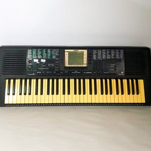 Lote siguiente: Teclado Yamaha PSR-33 con pantalla y múltiples funciones