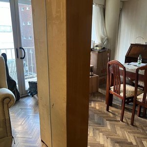 Biblioteca de Madera con Puertas y Estantes - imagen 2
