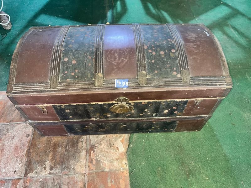 Lote siguiente: Baul Antiguo de Madera y Cuero