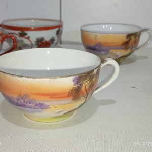 Conjunto de 21 piezas de porcelana oriental: tazas, platitos, alhajeros y figuras - imagen 6