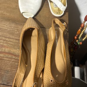 Lote siguiente: Par de Zapatos y Sandalias de Mujer