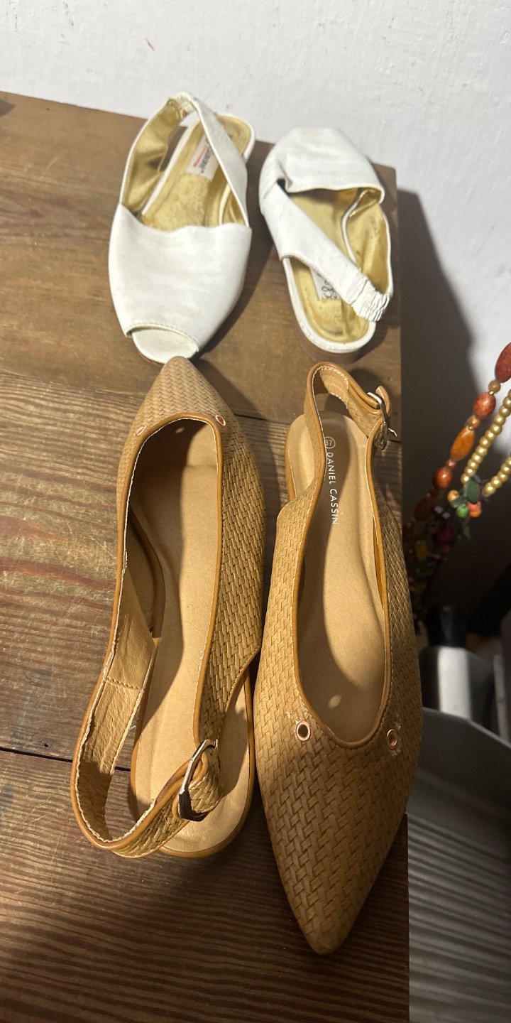Par de Zapatos y Sandalias de Mujer