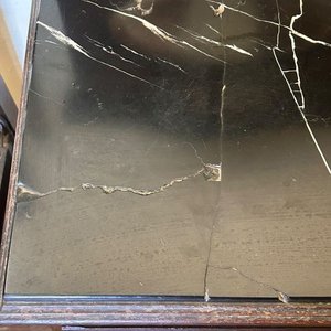 Par de Mesas de Luz de Roble con Tapa de Mármol Negro y Espejos Biselados - imagen 5