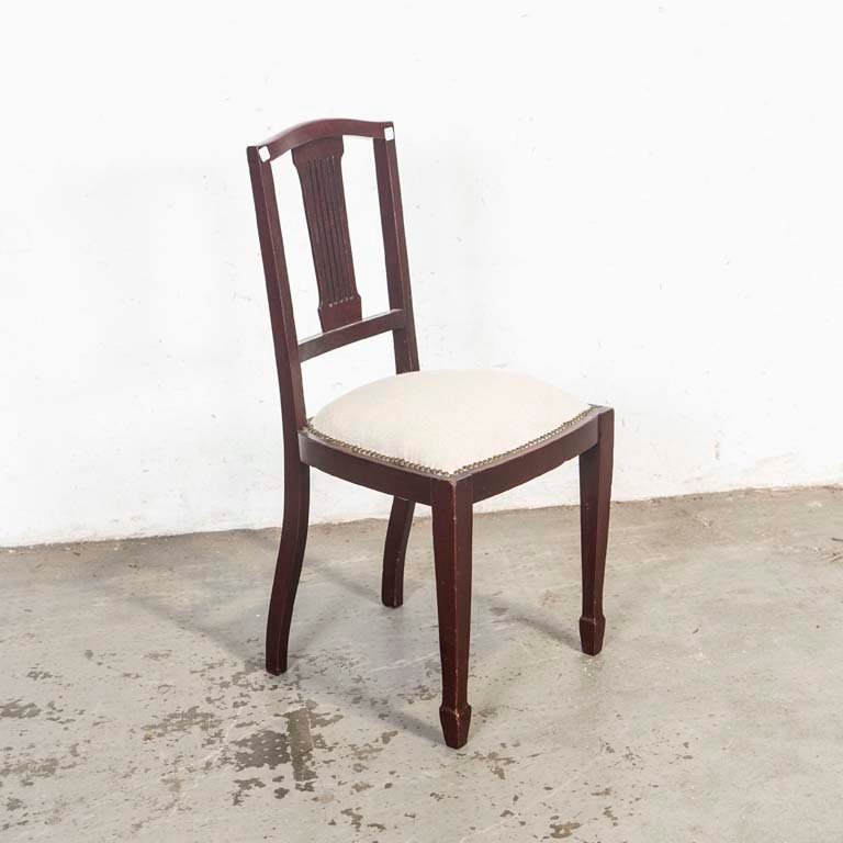 Lote siguiente: Silla inglesa de madera con asiento tapizado y detalles en el lustre