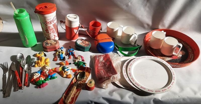 Lote Coleccionable Coca-Cola y Disney: Vasos, Platos, Utensilios y Figuras