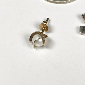 Lote de Cuatro Piezas: Par de Aretes, Medalla, Prendedor de Nácar y Cruz - imagen 4
