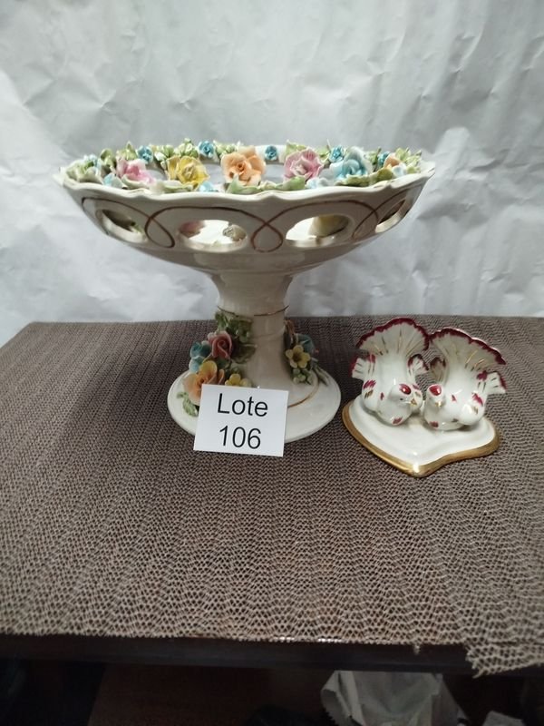 Centro de Mesa de Porcelana con Flores y Palomas Decorativas