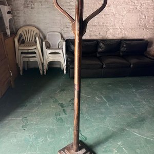 Perchero de Pie de Madera Oscura con Base Escalonada - imagen 2