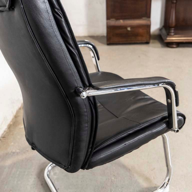 Sillón de oficina fijo con tapizado en cuerina negra - imagen 2