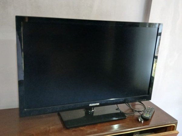 Televisor Panavox de 32 pulgadas con control remoto y Chromecast