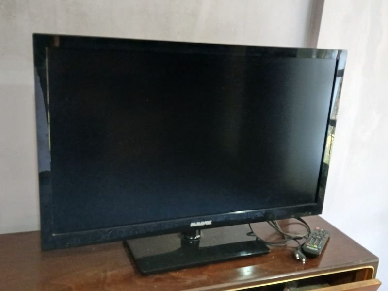Televisor Panavox de 32 pulgadas con control remoto y Chromecast
