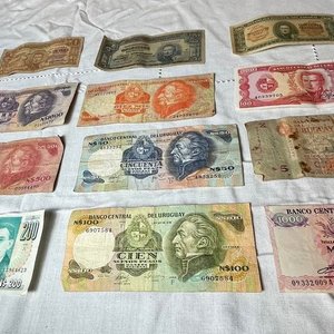 Lote siguiente: Lote de Billetes Antiguos Nacionales Uruguayos