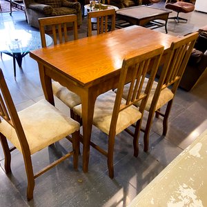 Lote siguiente: Juego de Comedor de Madera con 4 Sillas