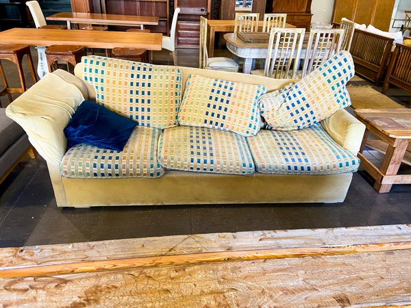 Sofá de tres cuerpos con almohadones de diseño geométrico