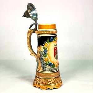 Jarra de Cerveza de Porcelana Alemana con Monograma y Tapa Metálica - 36 cm - imagen 2