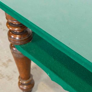 Mesa Esquinera Dos Niveles con Fieltro Verde y Patas Torneadas - imagen 3