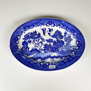 Lote siguiente: Bandeja de loza oval decoración willow, 33 x 25 cm