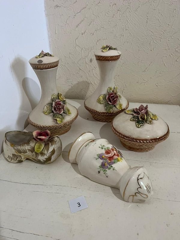 Vasos de cerámica decorados con flores