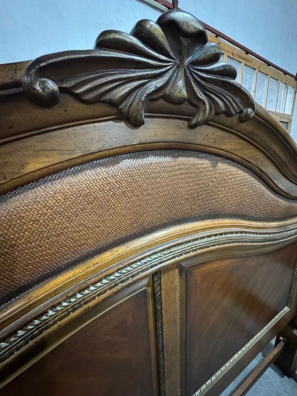 Cama King Size de Kevin Charles Furniture con Dóvel y Estilo Clásico - imagen 2