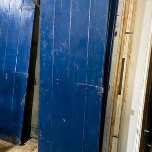 Lote siguiente: Portón Azul de Madera a Dos Hojas