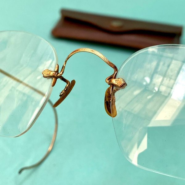 Antiguos lentes enchapados en oro con su estuche original de la optica Pablo Ferrando S.A. - imagen 2