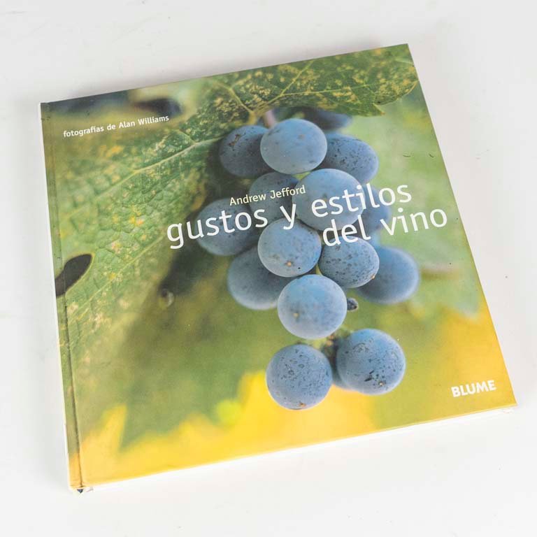 Libro sobre vinos y estilos de tapa dura