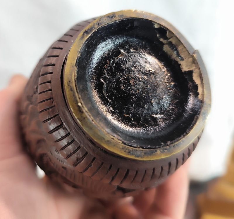 Florero en madera tallada con base y escultura tipo budista del mismo material en tono más claro - imagen 3