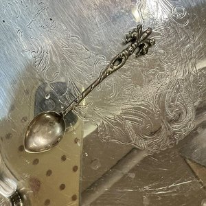 Juego de Café Antiguo de Metal Plateado con Bandeja y Grabados - imagen 7