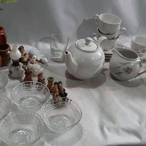 Juego de Té Blanco para 6 Personas con Tazas, Platos y Jarritas - imagen 3