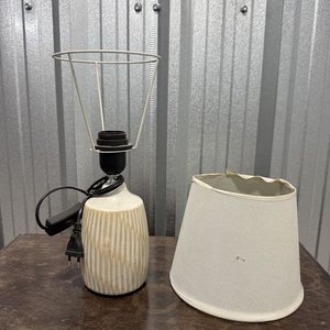 Lámpara de Mesa Cerámica Base Rayada Blanca y Beige - imagen 3