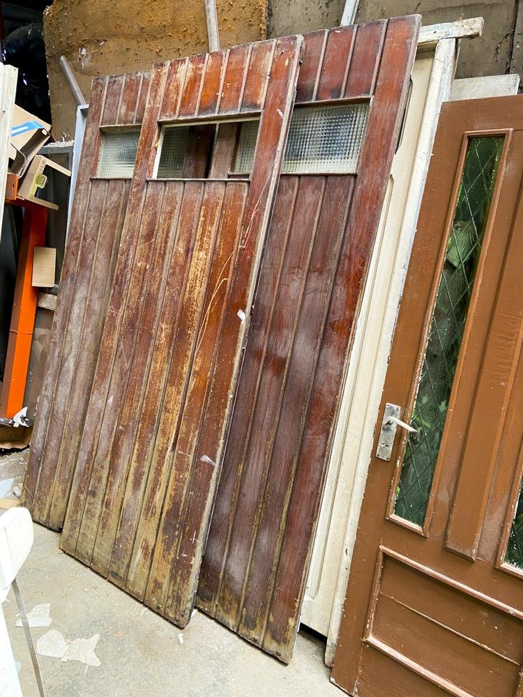 Tres Hojas de Puerta de Cedro con Vidrio y Detalles