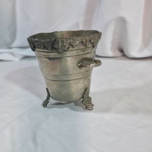 Hielera Antigua de Peltre con Diseño de Hojas y Patas - imagen 4