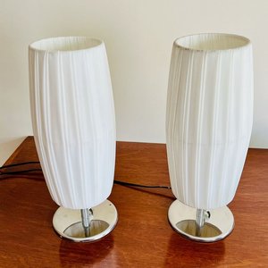 Juego de 2 Lámparas de Mesa Blancas con Base Cromada - imagen 2