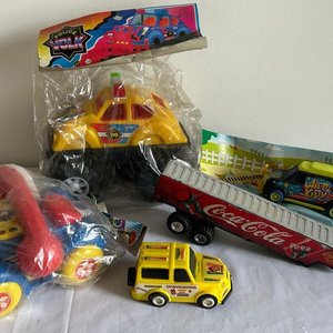 Lote siguiente: Lote de Juguetes: Camión Coca-Cola, Policía y Teléfono