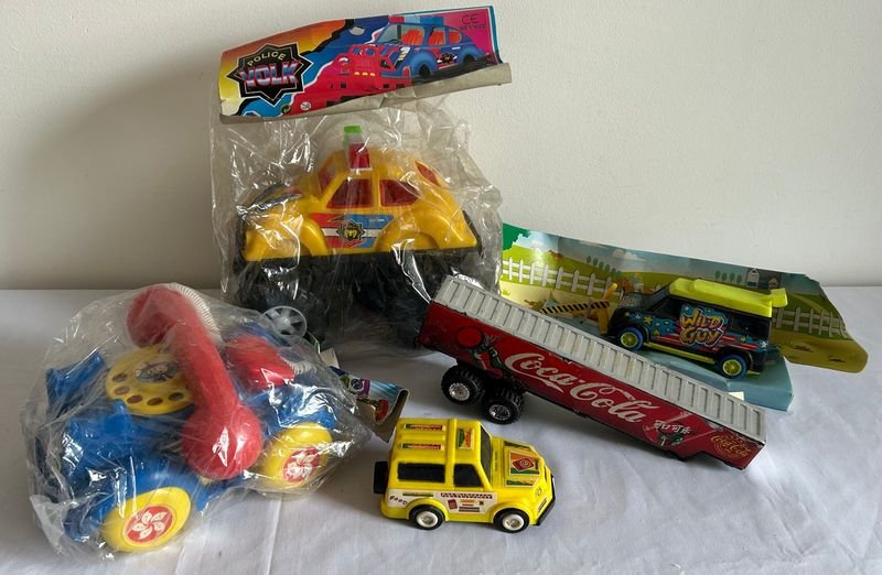 Lote de Juguetes: Camión Coca-Cola, Policía y Teléfono