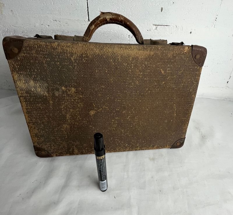 Valija Antigua de Viaje Marrón con Detalles de Cuero