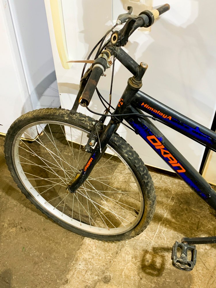 Bicicleta azul y negra de buena condición - imagen 2